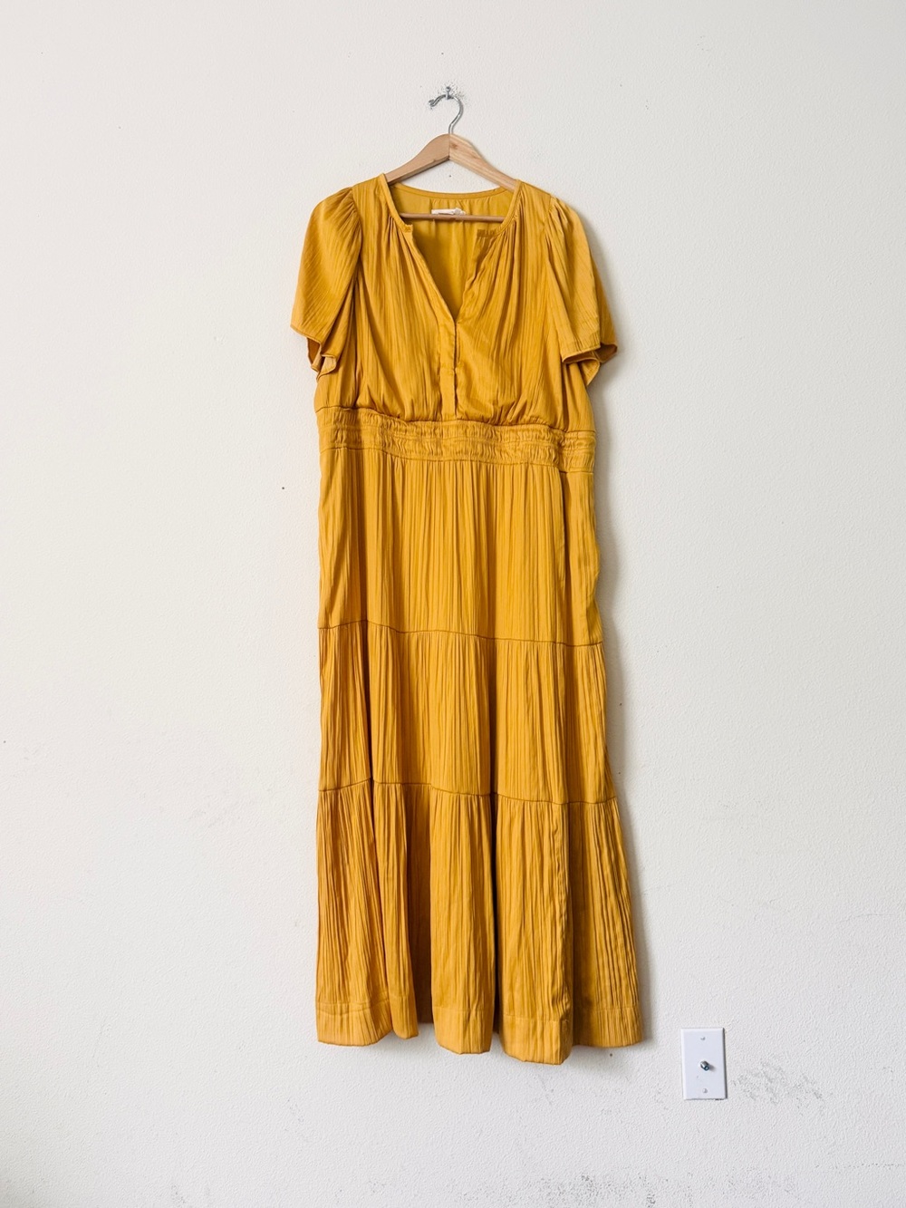 Anthropologie 2X The Somerset short sleeve tiered maxi dress in satin gold - Picture 2 of 7